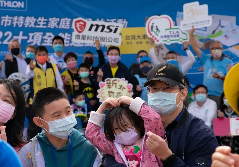 特教生家庭日「十項全能運動派對」，共有80個家庭參加，難得外出運動，現場小朋友快樂得雙手比愛心。