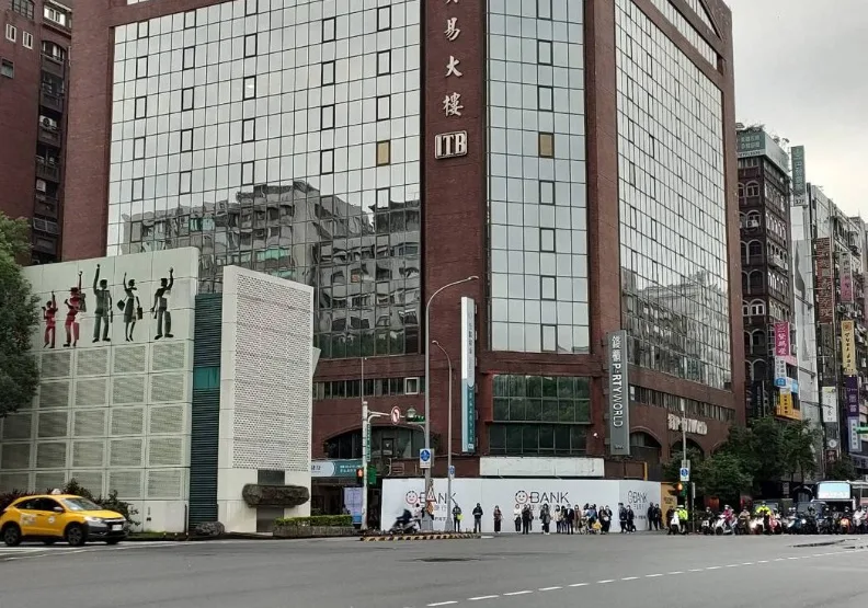圖／東區商圈近月店面市場持續換血，指標角窗銀行店面，也掛起「租約到期，我們搬家囉！」的告示。信義房屋提供