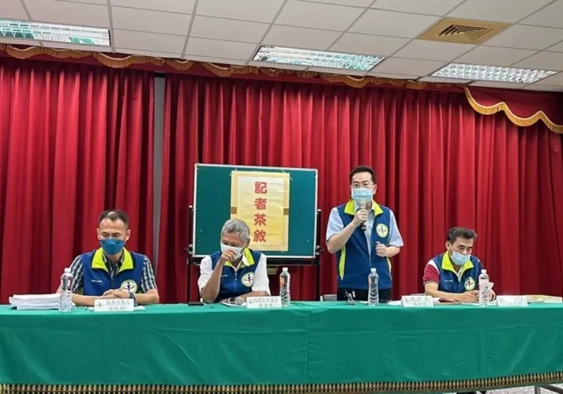 圖／屏東縣選委會今召開記者會，說明選務工作情況，總幹事楊新發（右二）說，網傳影片唱票未亮票，是194投開票所設在東港國小，選務人員稱因場地小，屏東縣選委會認為不構成理由，認定有作業瑕疵。聯合新聞網提供