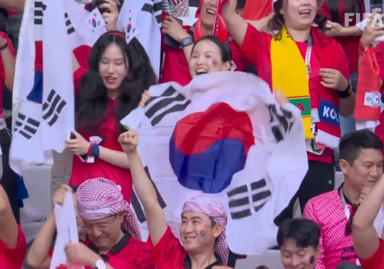 韓國奇蹟似的擊敗西班牙，大逆轉晉級16強，球迷歡欣鼓舞。FIFA