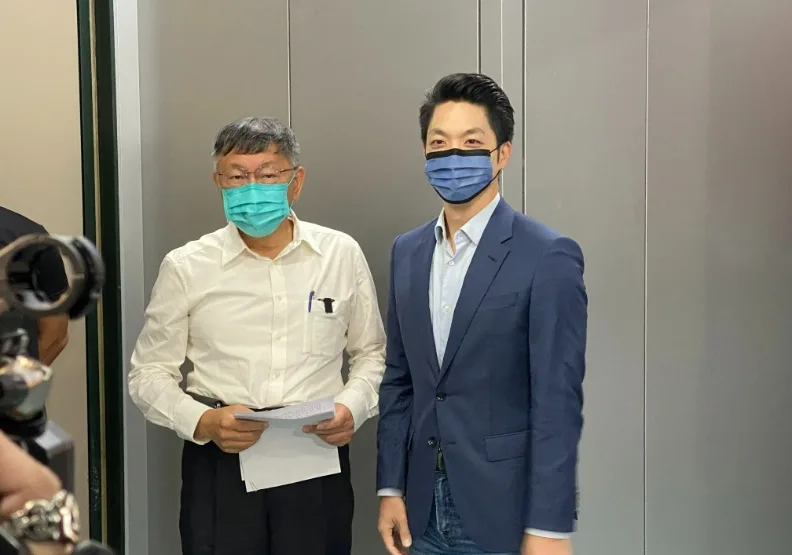 今（5）日，準台北市長蔣萬安（右）首度踏進北市府，和現任市長柯文哲（左）討論執政交接事宜。陳思豪攝影