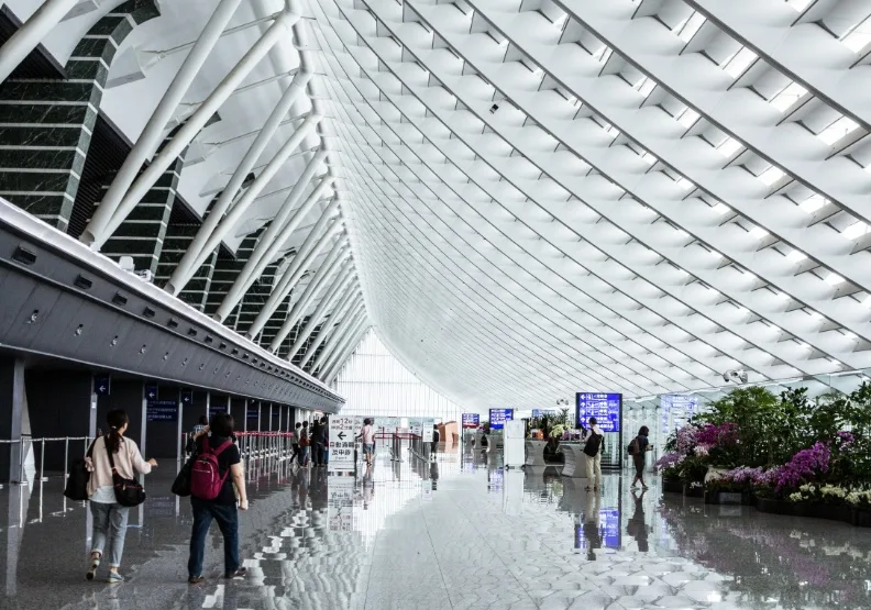 桃園機場今年在英國SKYTRAX全球機場評比從67名跌到82名，這已是桃機連4年排名下跌。取自Unsplash