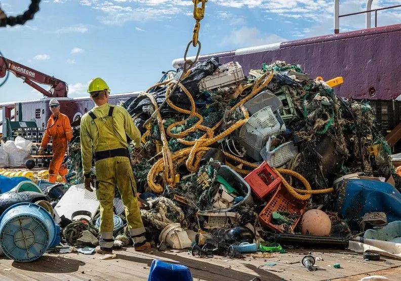 你可能很難想像，這些大型漁業垃圾全是在海中打撈上來的。Ocean Cleanup