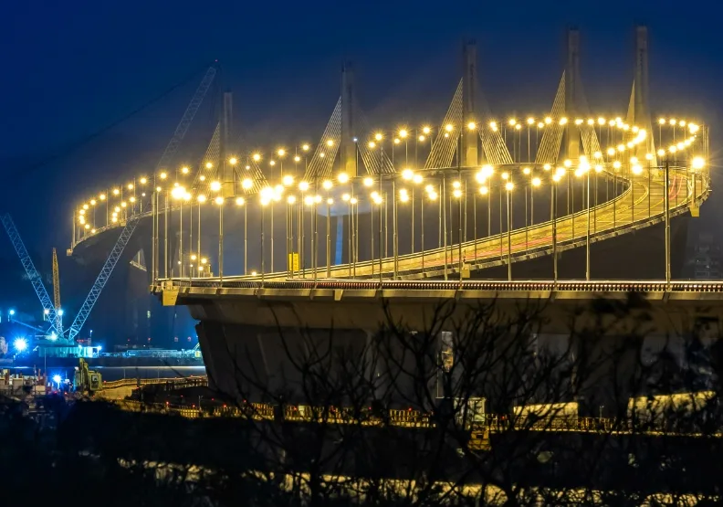 串起大小金門觀光旅遊景點的金門大橋，千姿百態，在夜間像一條發光的皇冠，令人贊嘆。