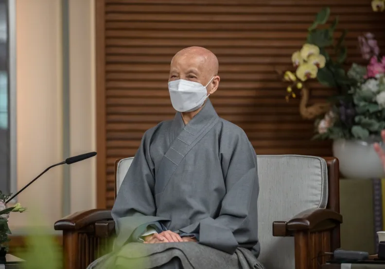 BBC指出，佛教慈善家證嚴法師（右）被視為對台灣當代佛教發展最具影響力的人物之一。總統府提供