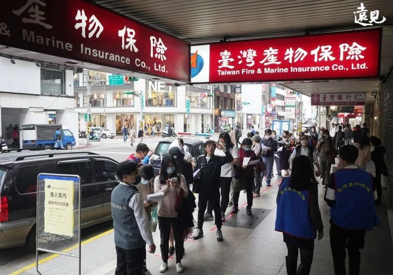 圖／台產宣布要停賣防疫險時，民眾排隊搶買。遠見資料庫