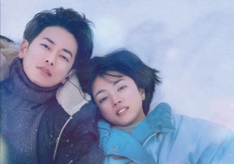 日本一線明星佐藤健（左）、滿島光（右）出演的Netflix熱播日劇《First Love》不只描繪純愛，劇中金句也相當發人深省。圖片來源／Netflix 