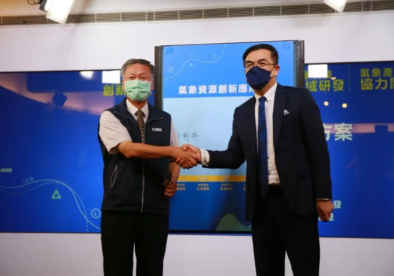 圖／氣象局長鄭明典（左）、天氣風險總經理彭啟明（右）。取自彭啟明臉書