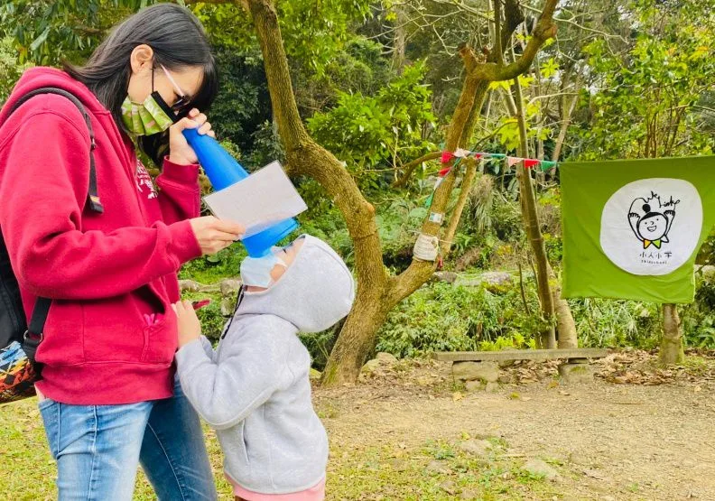 圖 / 小人小學所有課程與營隊最後的「讚美大聲公」，讓家長與孩子透過讚美對方，最直接感受彼此的愛與溫暖。