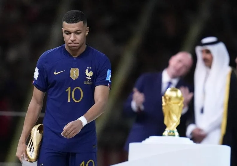 爭奪衛冕冠軍失利的姆巴佩，顯得非常落寞且難過。FIFA