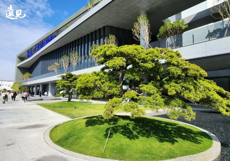 圖／勤誠興業嘉義新廠外觀以層層壘壘的伺服器機殼為意象，搭配鏤空與綠建築的設計。胡華勝攝