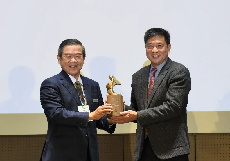 圖／友達獲頒「佳世達供應商供應商永續績優獎」，佳世達董事長陳其宏（左）、友達董事長彭双浪（右）難得同框。佳世達提供