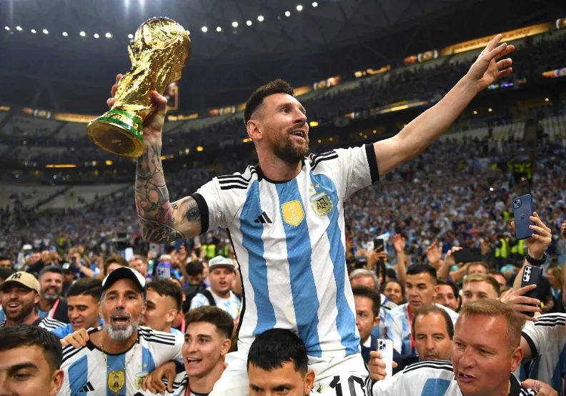 圖／2022年卡達世界盃足球賽，阿根廷在隊長梅西帶領下奪冠。取自@FIFAWorldCup twitter