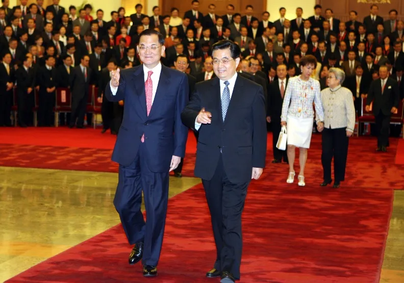 2005年4月，連戰（左）開啟歷史性的「破冰之旅」，成為兩岸分治55年來，首位重返大陸的國民黨主席（右為時任中共總書記胡錦濤）。財團法人兩岸和平發展基金會提供
