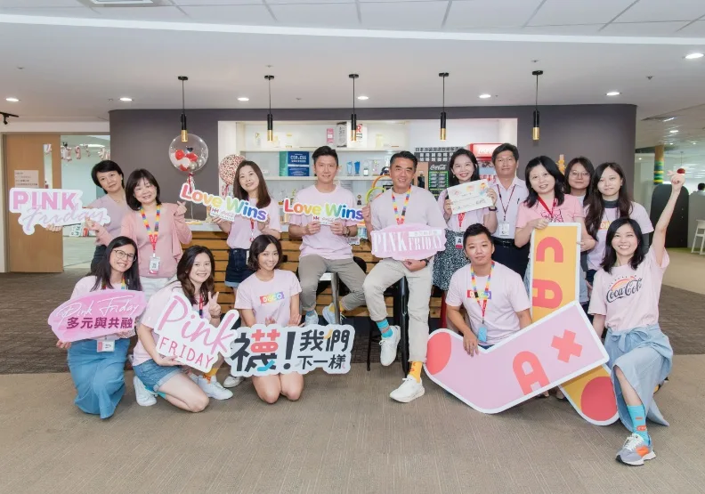圖／台灣太古可口可樂在「Pink Friday粉紅星期五」當天，號召同仁穿上兩腳不同的襪子，響應「襪！我們不一樣」反霸凌計畫。
