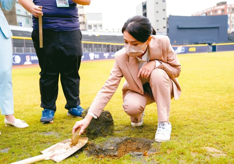 圖／高虹安昨在球場發現10公分大石頭，明顯不符土壤級配要求。新竹市政府提供