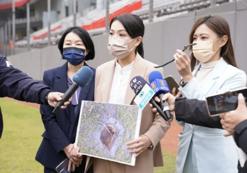 圖／新竹市長高虹安（中）協同副市長蔡麗清（左）到新竹棒球場，針對廢棄物問題進行勘查。新竹市政府提供