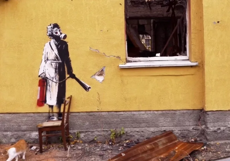 英國反戰藝術家班克西（Banksy）走訪烏克蘭，試圖以藝術療癒戰地的傷痛。圖片來源／banksy IG