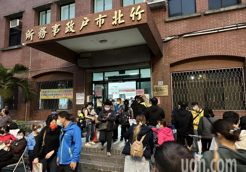 圖／新竹縣竹北市公所今天宣布將發給每位市民6000元的民生紓困金，消息一出，竹北市戶政事務所即湧入大量辦理遷戶籍人潮。聯合新聞網提供