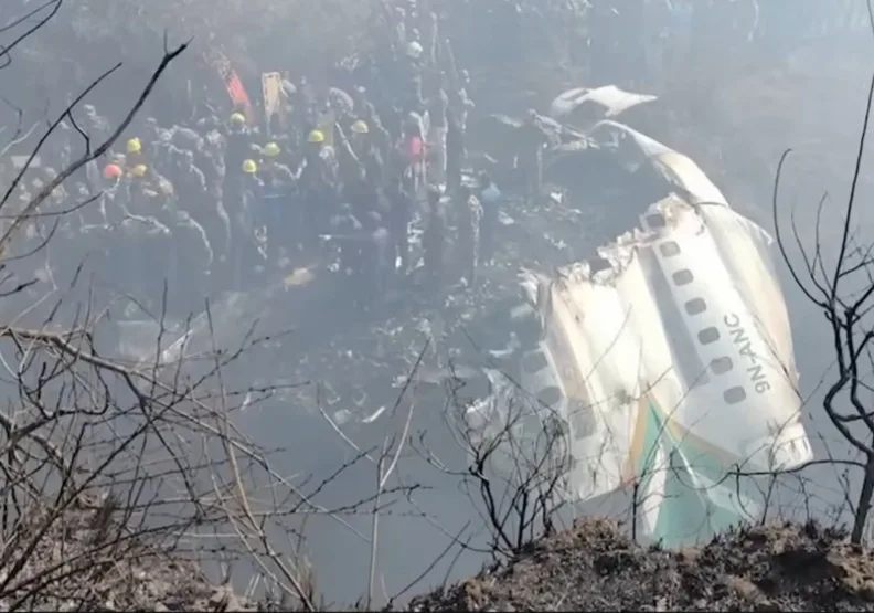 圖／尼泊爾一架從首都加德滿都起飛客機在觀光城鎮波卡拉墜毀。CBC News