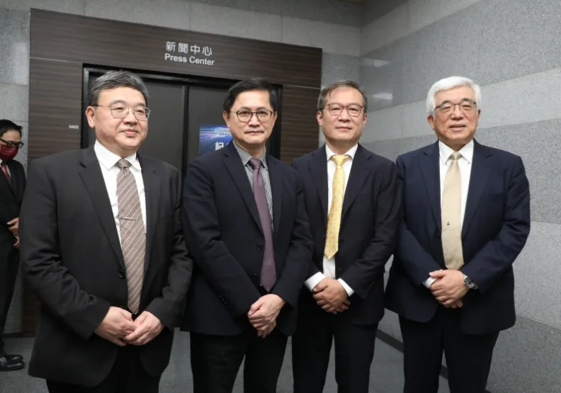 和碩董事長童子賢（左二）率領雙執行長鄧國彥（左一）與鄭光志（右二）亮相。蘇義傑攝