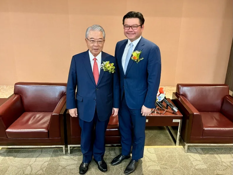 董事長許勝雄（左）與兩年前接掌康舒董座的長子許介立（右）。白育綸攝