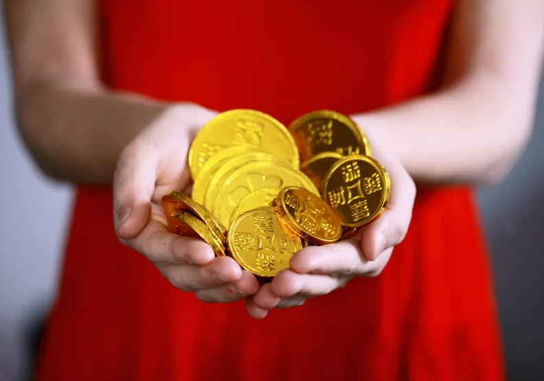 不少人每逢新年會透過「換錢包」，希望能提升自己的財運。僅為情境示意，Unsplash by Alexander Grey