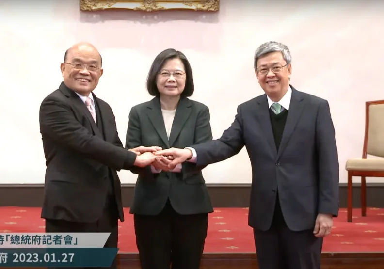 總統蔡英文（中）今召開記者會，公布新任行政院長由前副總統陳建仁（右）接任，並感謝前閣揆蘇貞昌（左）4年前扛起重擔。圖截自總統府YouTube直播