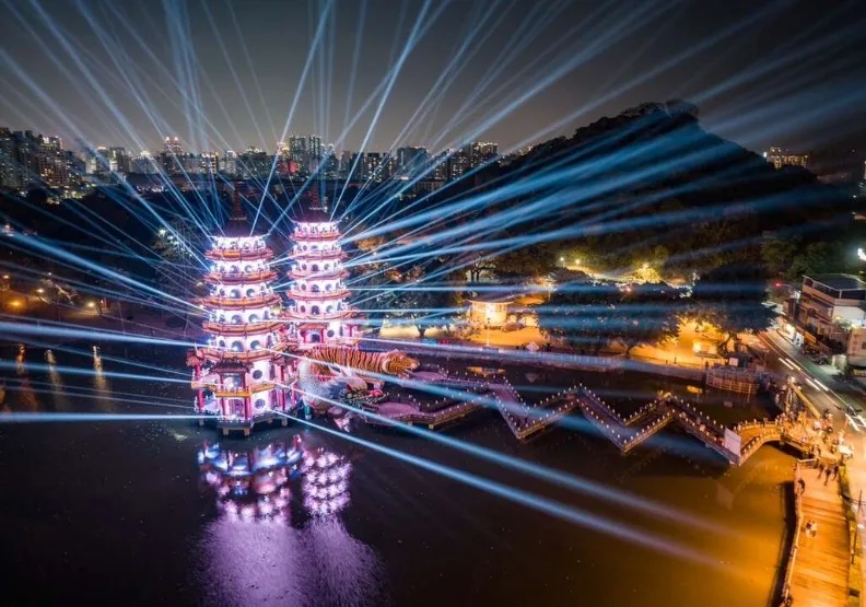 2023年高雄燈會在蓮池潭舉行，結合環湖廟宇的建築特色與湖景，進行燈光展演秀。圖取自高雄旅遊網