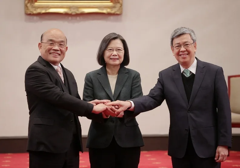 圖／蘇貞昌（左）、總統蔡英文（中）及準閣揆陳建仁（右）合照。取自蘇貞昌臉書