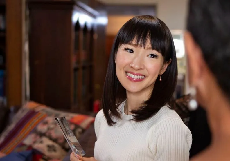 近藤麻理惠專門給予人們整理上的建議，但因為第三個孩子的出生，也有點力不從心了。Netflix
