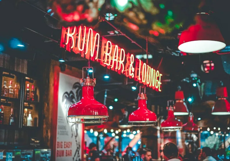 英國是知名的愛酒國家，如今卻受通膨影響，導致許多酒吧、夜店關門大吉。Unsplash by Çağlar Canbay