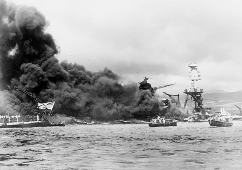 1941年12月7日，日本偷襲珍珠港，使美國對日宣戰。wikimedia commons by USN