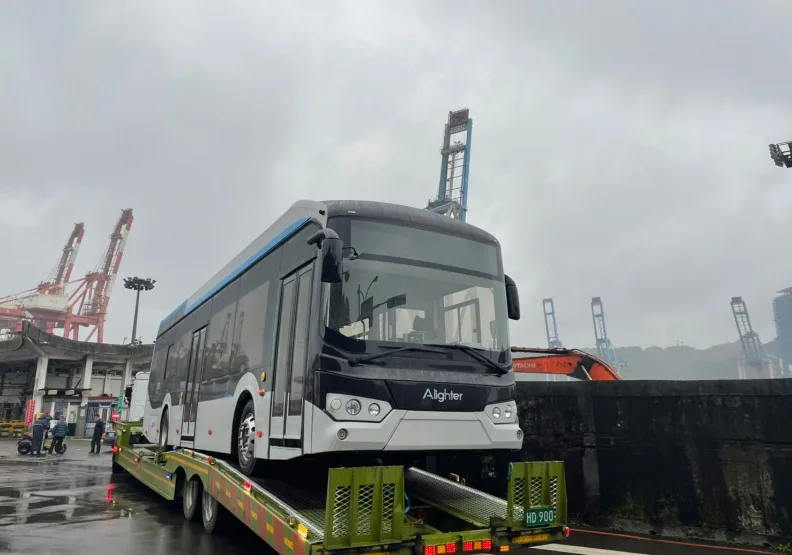 唐榮電動巴士Alighter在基隆港上船運送至瓜地馬拉。唐榮車輛提供
