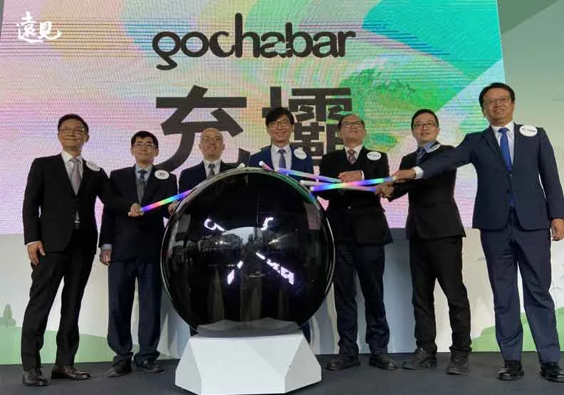 起而行創辦人簡金品（左3）結盟和泰集團（右1和潤總經理林彥良）、士電（左1總經理謝漢章），三強聯手「充壩」，目標5 年市占5成。林鳳琪攝