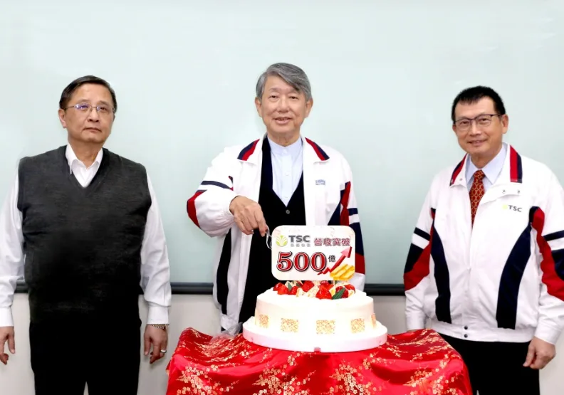崇越科技2022年營收達528.62億元，年增達23.9%，成長亮眼，左起崇越科技董事長潘重良、集團董事長郭智輝、集團副董事長賴杉桂。崇越提供