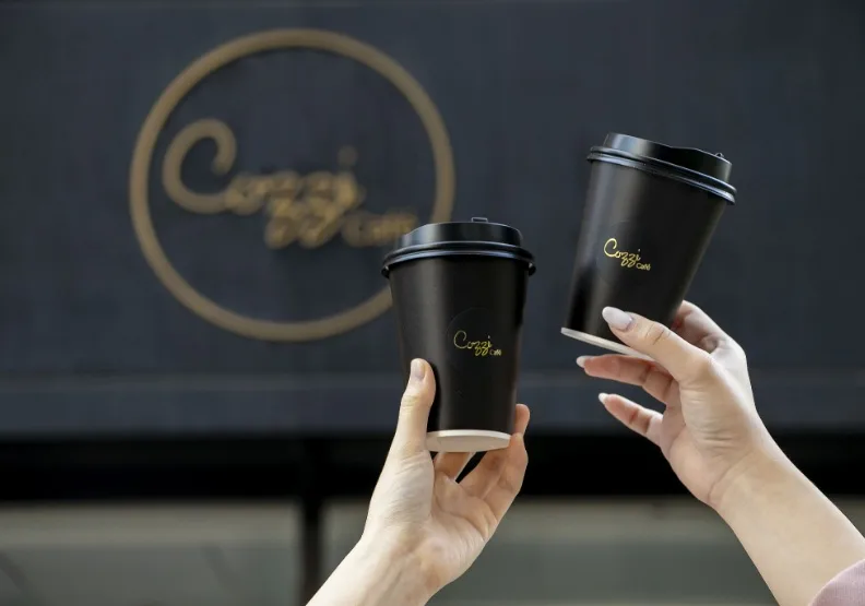 Cozzi Café犒賞Line會員，補班日享杏仁燕麥拿鐵買一送一優惠。Cozzi Café提供