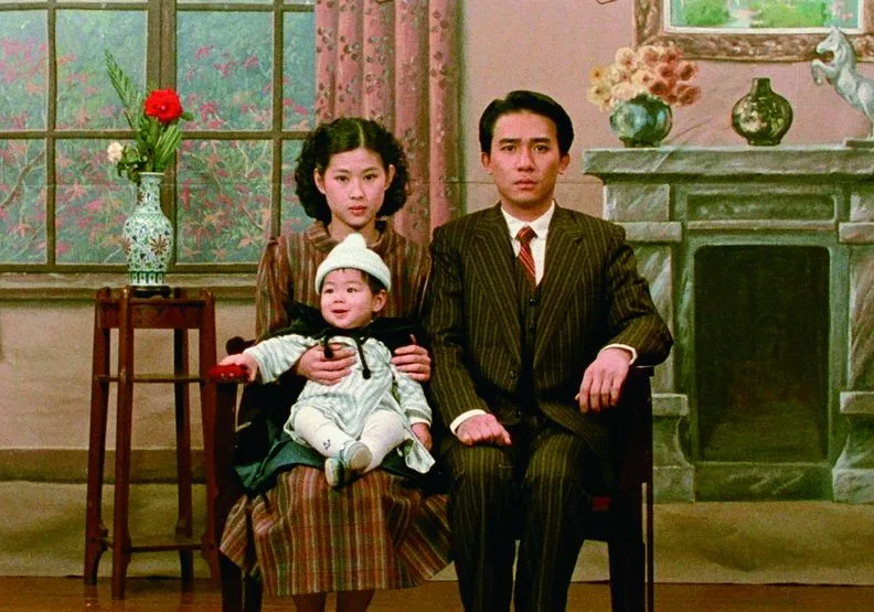 《悲情城市》主演梁朝偉與辛樹芬，一位成了影壇巨星，一位退隱江湖，這張劇照意義深刻。牽猴子