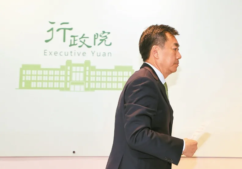 行政院發言人陳宗彥昨下午出面回應「喝花酒」指控，是人格毀滅且未經查證，晚間請辭獲准。聯合新聞網提供