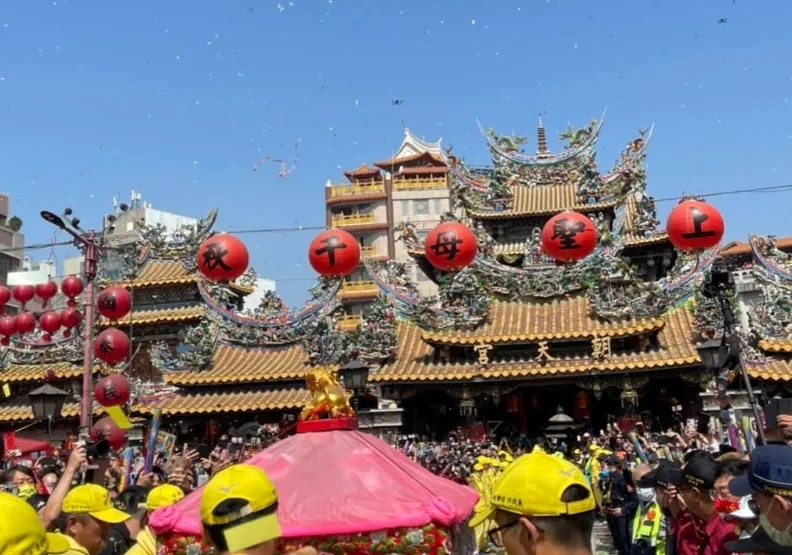 人稱「粉紅超跑」的白沙屯媽祖正在舉行遶境祈福活動。取自白沙屯拱天宮臉書