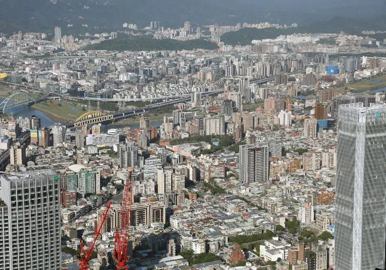 從2022年的「量縮價漲」，到今年上半年的量縮價緩漲，再到下半年的明顯回溫，在在指出打炒房政策效果有限。圖為遠見資料畫面，張智傑、陳之俊攝