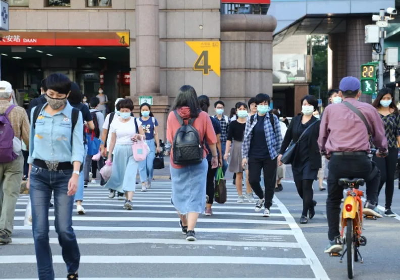 醫界呼籲民眾應重拾防疫習慣，進出醫療院所、公共運輸工具、人口稠密處務必戴口罩。遠見資料照，池孟諭攝