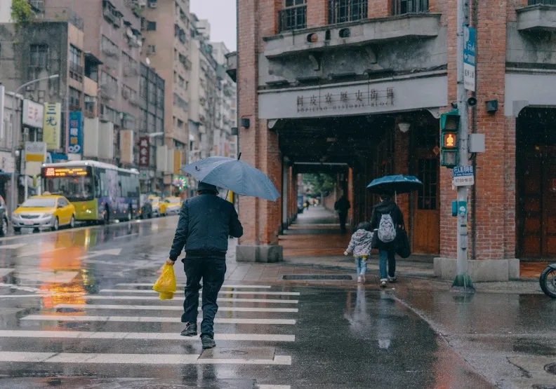 據內政部統計，台北市的扶養比是全台唯一突破50的縣市，扶養壓力最大。Unsplash by Chinh Le Duc 