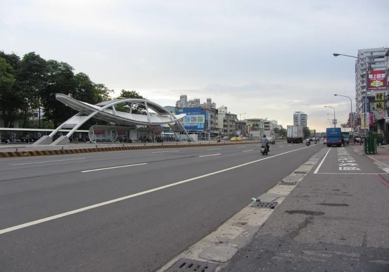 高雄小港區沿海路。wikipedia by SSR2000 