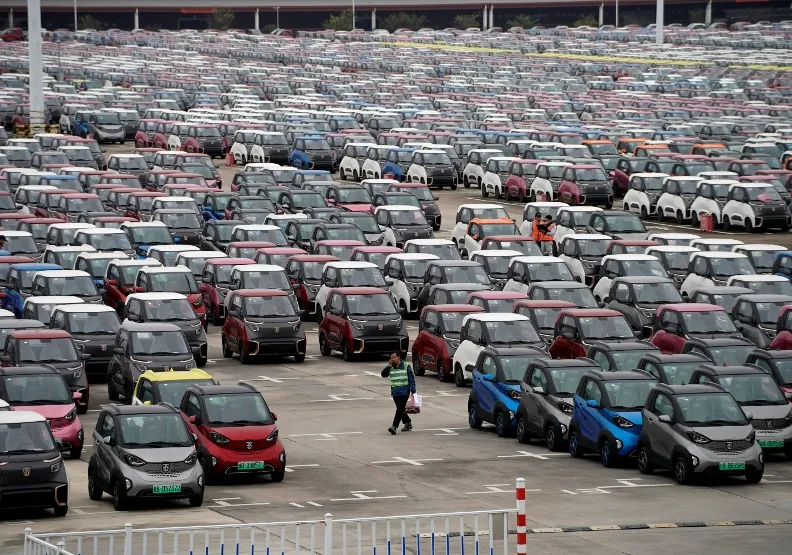 中國廣州、重慶、杭州等大城市郊區出現「新能源車墳場」。達志影像