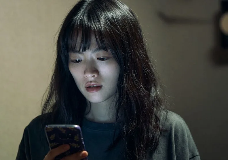 《原本以為只是手機掉了》女主角千玗嬉演出令人驚艷。Netflix
