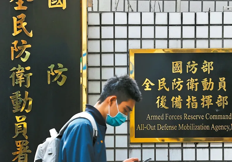 國防部預告「全動法」修法草案引發爭議，行政院長陳建仁昨天表示，在修法預告14天後，會請國防部下架，待各界意見整合後才會提出。聯合新聞網提供