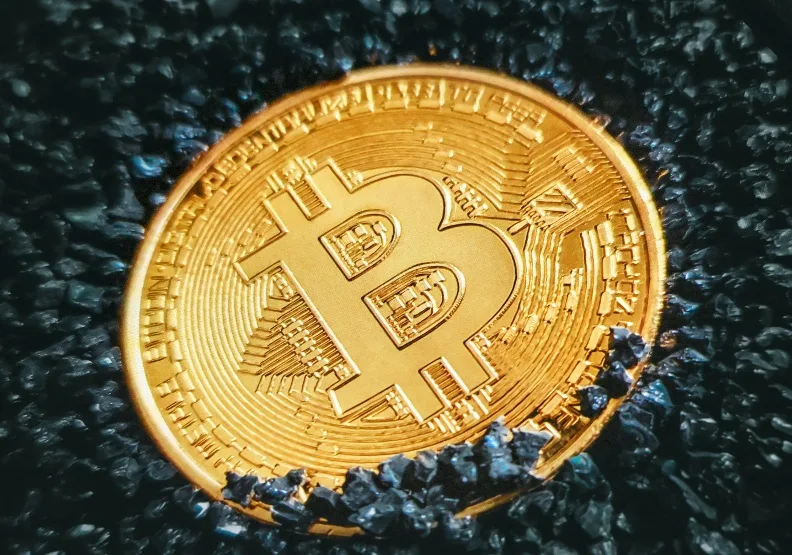 淨零減排成全球趨勢，但虛擬貨幣挖礦過程需要耗費大量電能，產生巨大碳排放。圖片來源：Unsplash by Traxer
