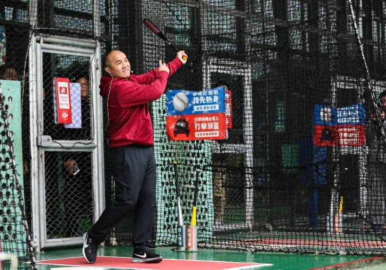 圖為張泰山於大魯閣場館內揮棒。取自Taroko Sports 大魯閣臉書