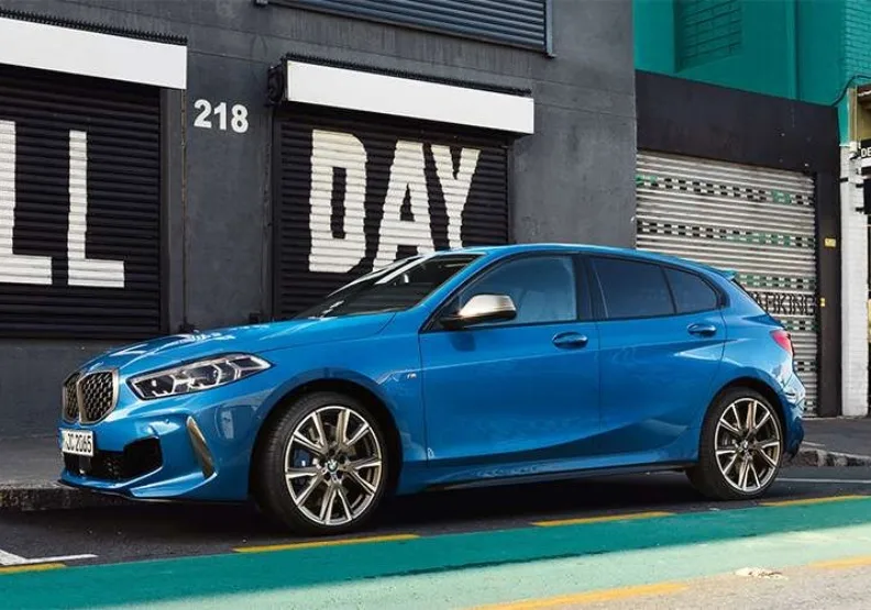 中國車市正陷入慘烈的價格戰中，連BMW的1系列新車最低優惠價都只需人民幣12.9萬元。取自BMW官網